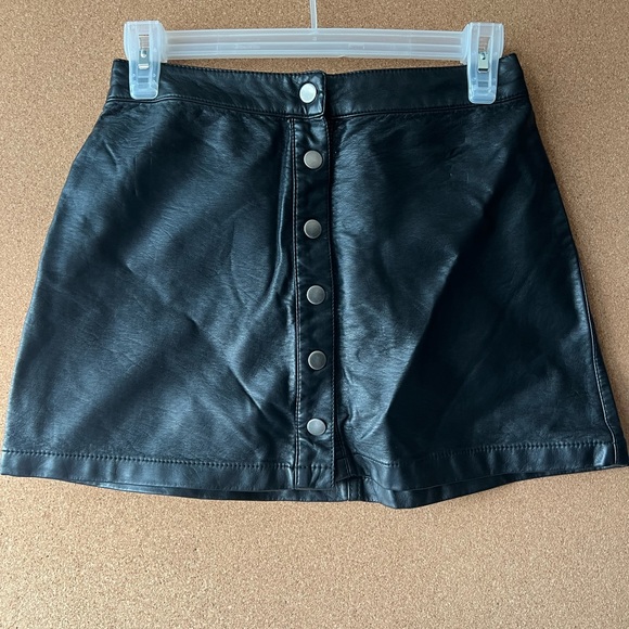 Leather mini skirt. - Picture 2 of 4